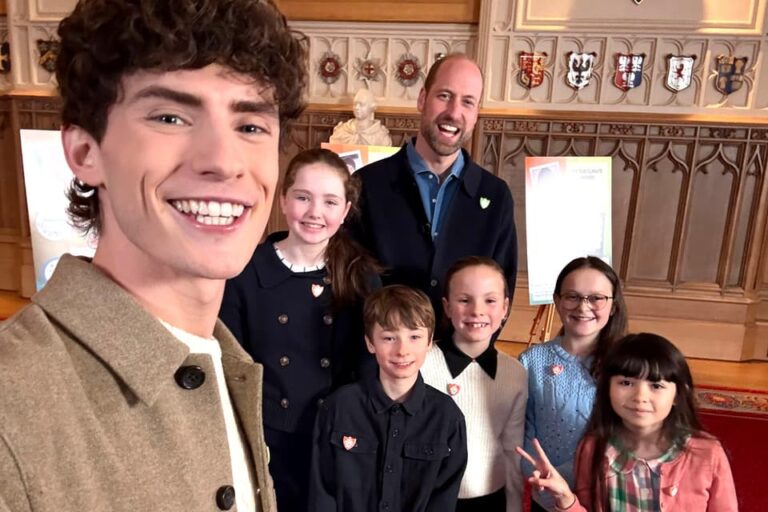 Все 43 докладчики Blue Peter, как BBC, останавливает живые эпизоды