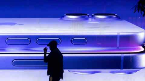 Реклама для Apple iPhone в магазине Apple Inc. в центре Лондона,