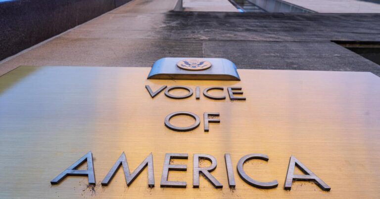 Трамп подписывает приказ обрезать персонал в Voice of America и других финансируемых США в СМИ организациях