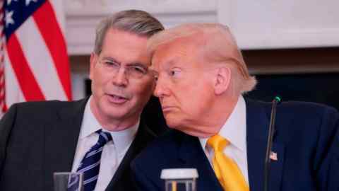 Секретарь финансов США Скотт Бессент и президент США Дональд Трамп