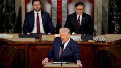 Дональд Трамп выступает на ядре с JD Вэнсом и Майком Джонсоном, сидящим за ним, слушая внимательно слушать