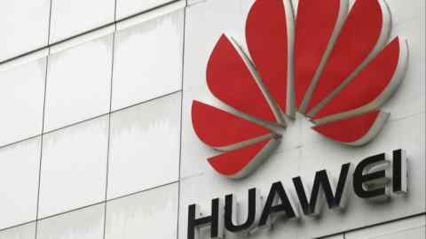Логотип Huawei за пределами своей штаб -квартиры в Шэньчжэне