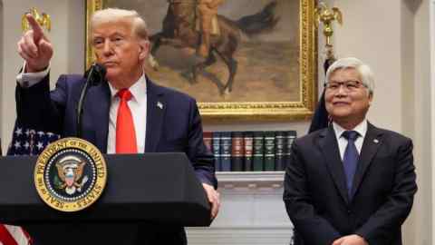 Президент США Дональд Трамп говорит рядом с CC Wei, председателем и генеральным директором TSMC в Белом доме