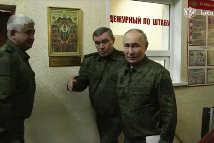 Владимир Путин посещает командную точку для войск в Российском регионе Курски в среду