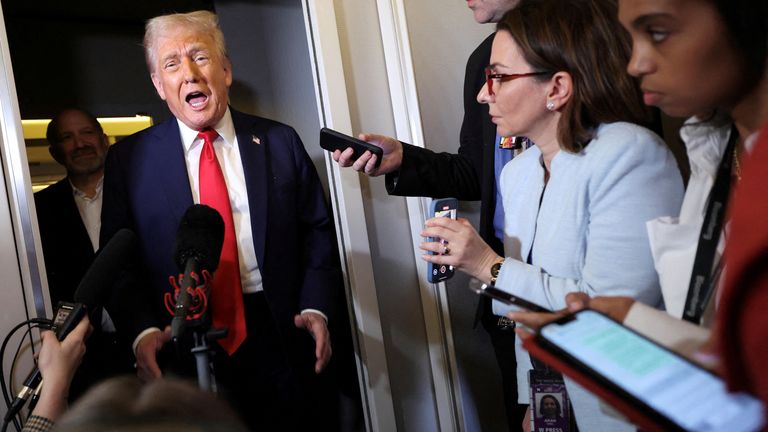 Дональд Трамп говорит с журналистами на борту ВВС. PIC: Reuters