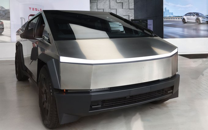 В выставочном зале Tesla появляется кибертразк Tesla.