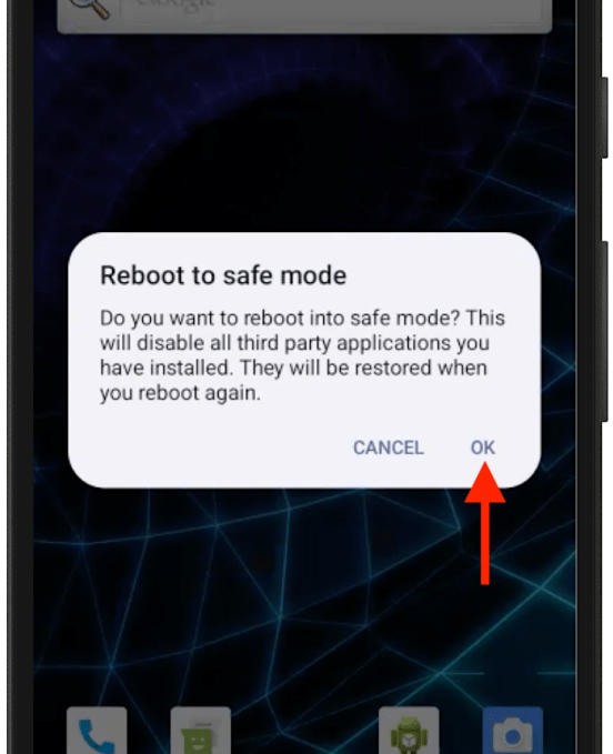 Скриншот Android с диалоговым окном, который читает, "перезагрузитесь в безопасное режим," Затем следует текст: "Вы хотите перезагрузиться в безопасном режиме? Это отключит все сторонние приложения, которые вы установили. Они будут восстановлены, когда вы снова перезагрузитесь." Есть красная стрела над "ХОРОШО" кнопка.