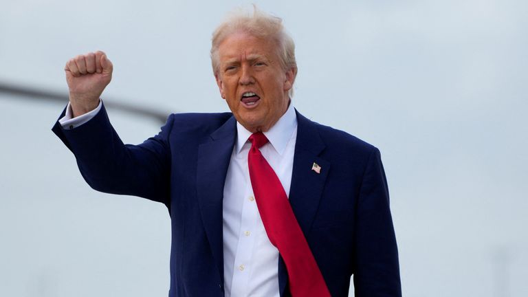 Президент США Дональд Трамп жестов, когда он высаживает Air Force One, когда прибывает в международный аэропорт Майами в Майами, штат Флорида, США, 3 апреля 2025 года. Reuters/Kent Nishimura