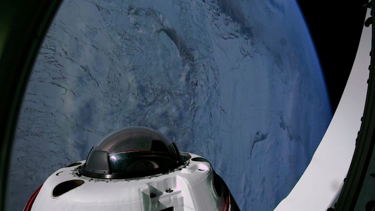 Эта фотография, предоставленная SpaceX, показывает куполовое окно капсулы дракона с полярной областью Земли на заднем плане во вторник, 1 апреля 2025 года. (SpaceX Via AP)