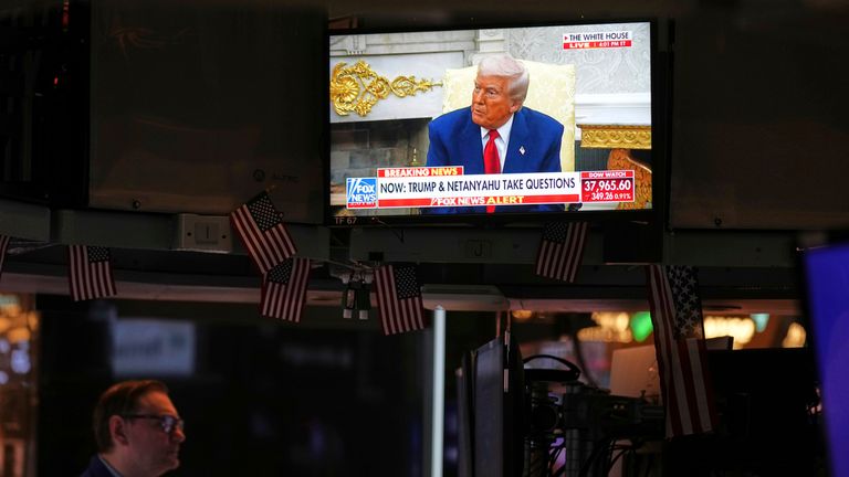 Дональд Трамп виден по телевидению, когда трейдеры работают на полу на Нью -Йоркской фондовой бирже. PIC: AP