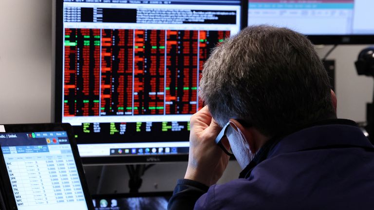 Трейдер работает на полу на Нью -Йоркской фондовой бирже (NYSE) в Нью -Йорке, США, 7 апреля 2025 года. Reuters/Brendan McDermid