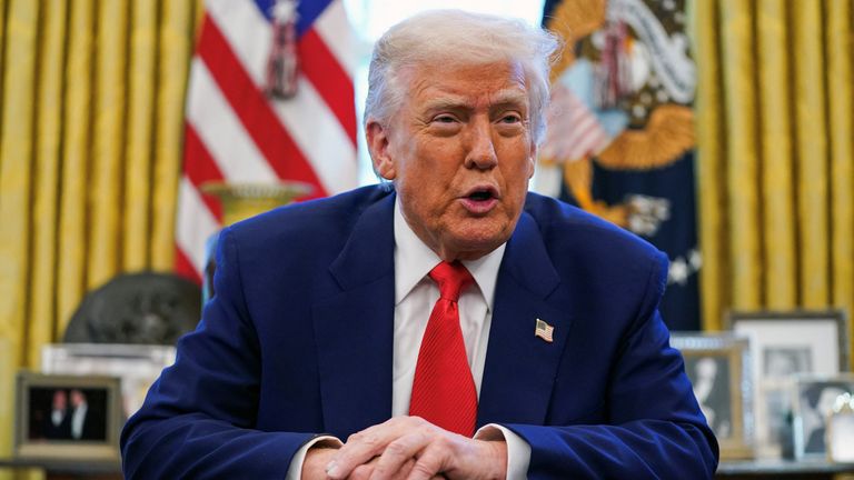 Дональд Трамп говорит в Овальном кабинете. PIC: Reuters