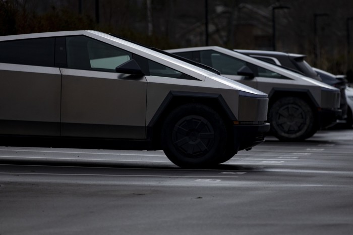 Tesla Cybertruck и другие транспортные средства на стоянке выставочного зала Tesla в Уэст -Блумфилде, Мичиган, США.