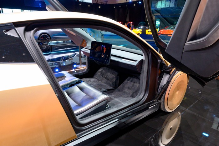 Tesla Cybercab или Robotaxi Battery-Electric Battery-Electric Car Interior выставлен на Autosalon 10 января 2025 года в Брюсселе, Бельгия