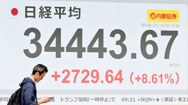 Дисплей показывает резкое повышение средней цены акций Nikkei на отскоке в Чуо -Уорд, Токио, 10 апреля 2025 года. Президент США Дональд Трамп объявил, что приостановит "взаимные тарифы" навязывается 9 -м в течение 90 дней, вызывая резкий отскок после резкого падения предыдущего дня. (Yomiuri Shimbun через AP -изображения)