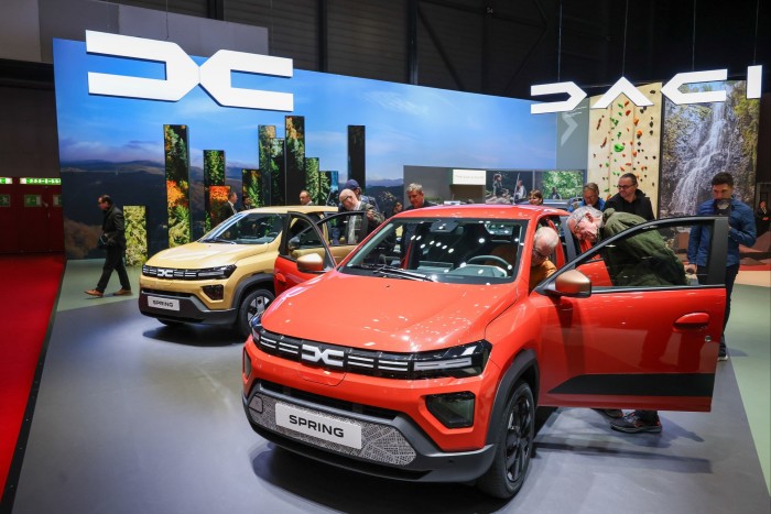Электромобиль Dacia Spring на второй день в Женевском международном автосалоне