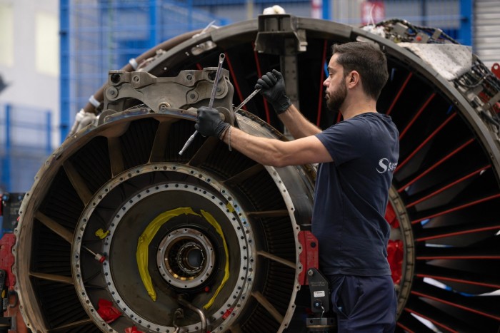 Техник Safran работает над техническим обслуживанием двигателя Leap на объекте недалеко от Брюсселя, Бельгия