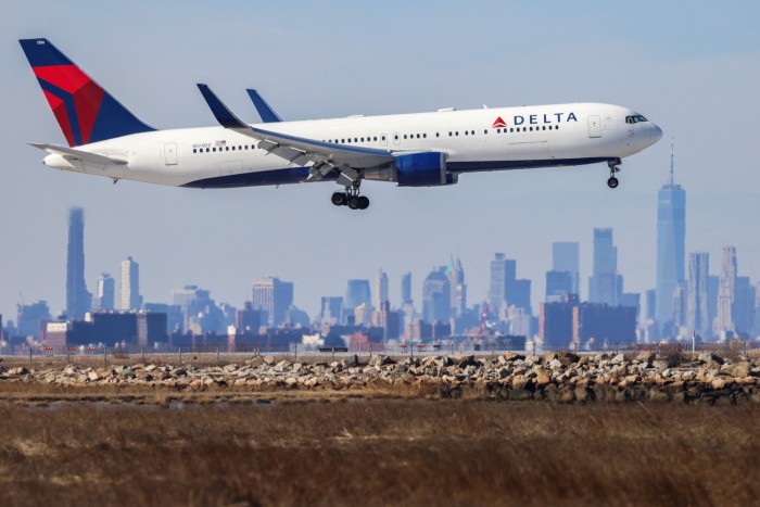 Пассажирские самолеты Delta Airline Airline Boeing 767 прибывают в международный аэропорт JFK в Нью -Йорке