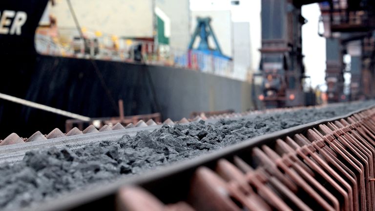 Coking Coal выгружен в порт Иммингем, Северная Англия, 15 апреля 2025 года, поскольку сырье, которое ожидало в доке, транспортируется на участок British Steel Steelworks после урегулирования оплаты. Даррен Стейплс/Пул через Reuters