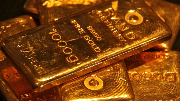   Золотые бары выставлены в золотом ювелирном магазине в северном индийском городе Чандигарх. PIC: Reuters