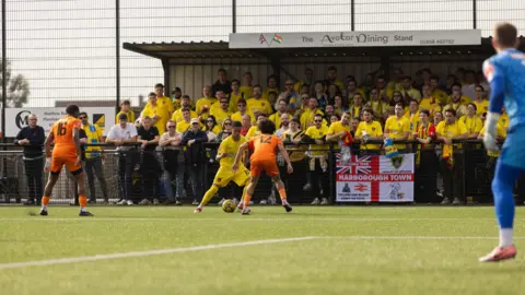 RB Media десятки испанских поклонников смотрят матч FC Harborough Town