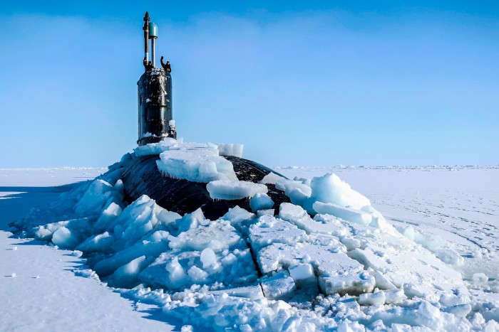 Подводная лодка Королевского флота HMS прорывается через лед северного полюса