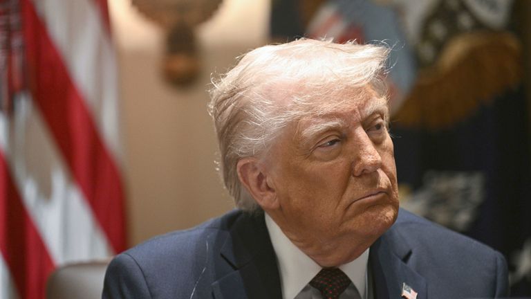 Дональд Трамп слушает во время заседания кабинета в Белом доме, в понедельник, 24 марта 2025 года, в Вашингтоне. (Бассейн через AP)
