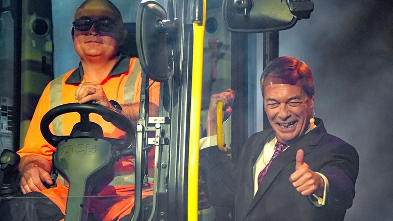 Найджел Фараж прибывает на копатель JCB. PIC: PA