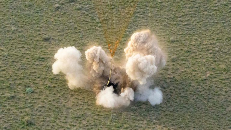 Космический корабль Soyuz MS-26 приземляется в Казахстане. PIC: AP