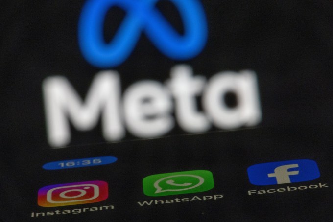 Приложения Instagram, Facebook и WhatsApp можно увидеть на дисплее смартфона перед логотипом Meta Internet Company.