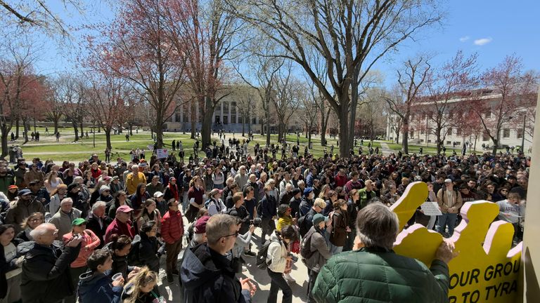 Студенты, преподаватели и члены митинга сообщества Гарвардского университета против политики финансирования Дональда Трампа, четверг, 17 апреля 2025 года, в Кембридже, штат Массачусетс (AP Photo)