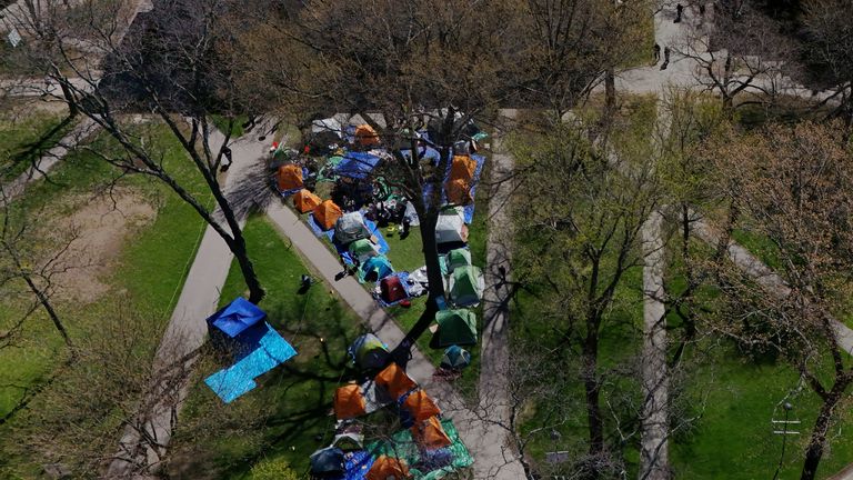 В виде беспилотника показывает лагерь в Гарвардском университете, где студенты протестуют против поддержки палестинцев в Кембридже, штат Массачусетс.  PIC: Reuters