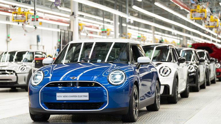 Electric Mini Coopers на производственной линии на мини -заводе BMW в Коули, Оксфорд, в 2023 году. PIC: PA