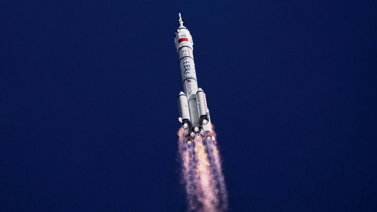 Длинная ракета Китая 2F, несущая экипаж Шэньчжоу-20. PIC: AP