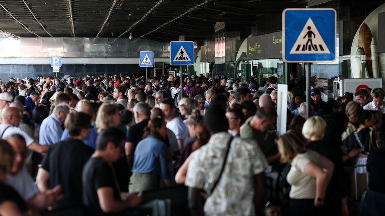 Люди ждут за пределами терминала в аэропорту Лиссабона во время отключения электроэнергии, которые попадают в большую часть Португалии, в Лиссабоне, Португалия, 28 апреля 2025 года. Reuters/Pedro Nunes