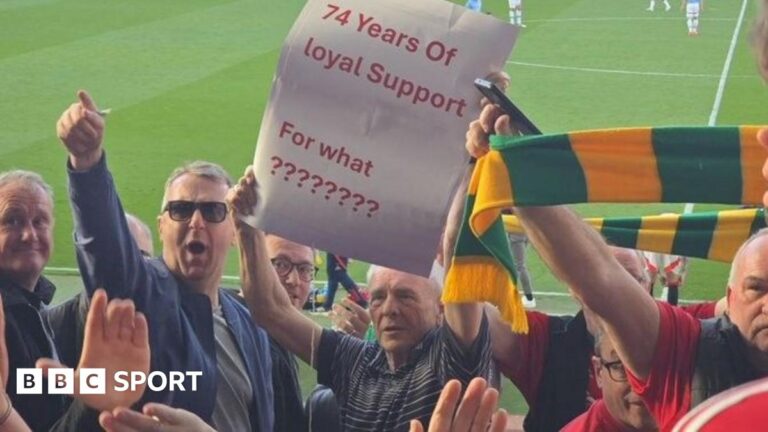 Протесты по фанатам MAN UTD: 81-летний фанат выселял со своего места