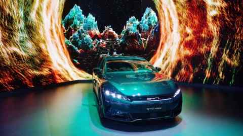 Роскошный седан Byd Han на второй день парижского автосалона