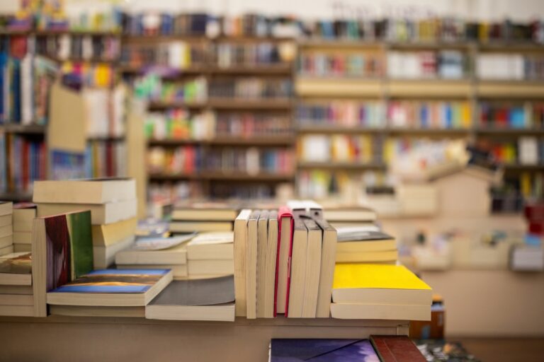 Большая книга Amazon просто совпадает с независимым днем ​​книжного магазина