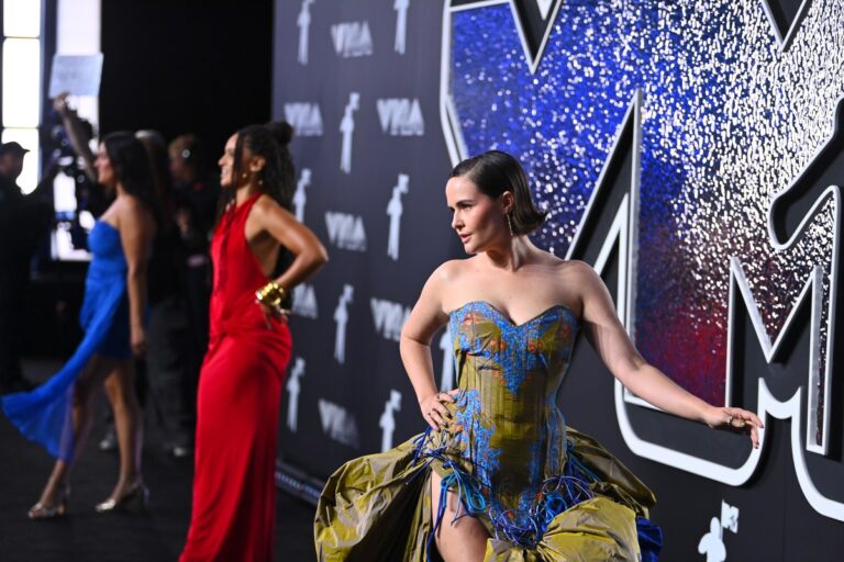 Tiktoker подает в суд на Roblox за ее танец Charli XCX 'Apple'