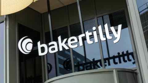 Знак логотипа Baker Tilly над входом в офис Baker Tilly