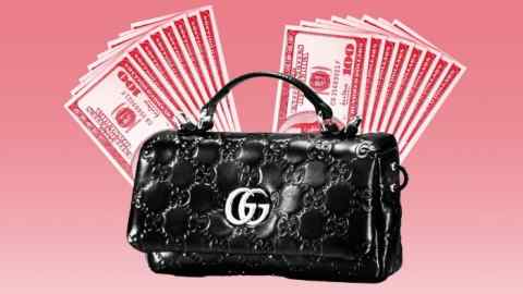 Монтаж черной сумочки Gucci с тисненым логотипом Double-G перед несколькими красными точками за 100 долларов, которые раздувают с обеих сторон.