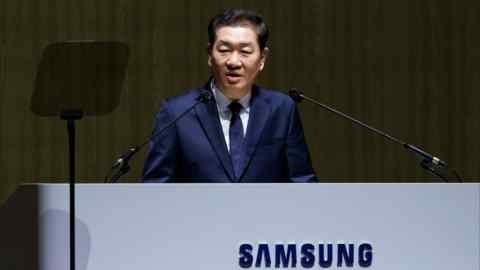 Хан Чен-Хи говорит за лекреции с логотипом Samsung
