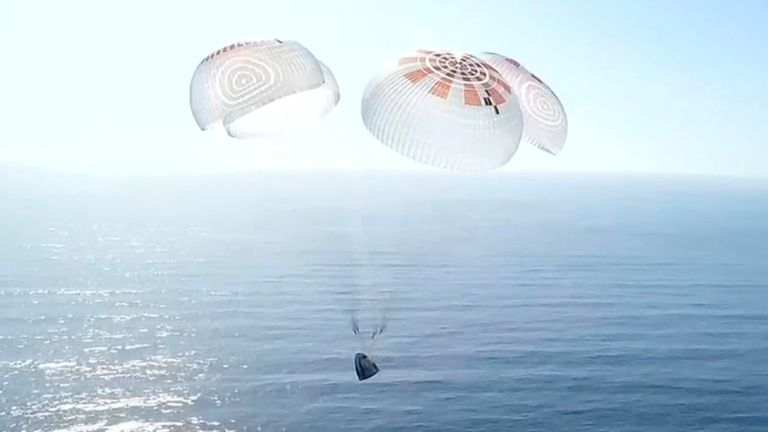 На этом изображении из видео, предоставленного SpaceX, капсула Dragon, несущая четыре космических туриста, готовится плескаться в Тихом океане у побережья Калифорнии в пятницу, 4 апреля 2025 года. (SpaceX Via AP)