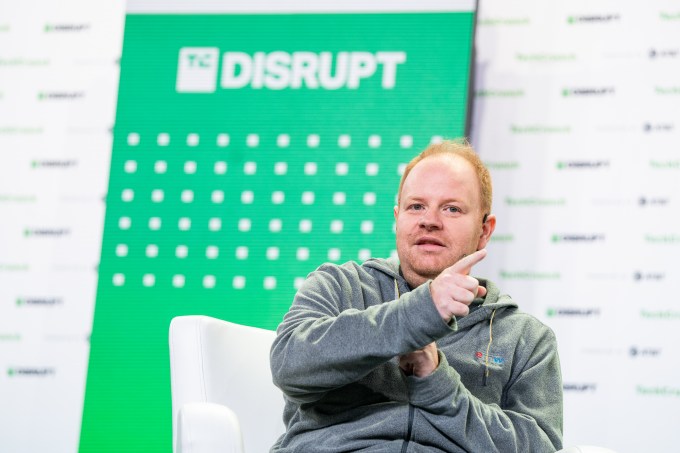 Паркер Конрад, генеральный директор Rippling Talks с Мэри Энн Азеведо. "Следует глобально" В TechCrunch Disrupt в Сан -Франциско 20 октября 2022 года.