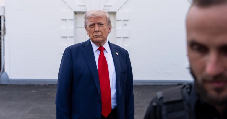 Судья ограничивает администрацию Трампа от сокращения школьного финансирования по DEI