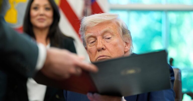 Трамп подписывает распоряжение о влиянии на аккредитацию колледжа