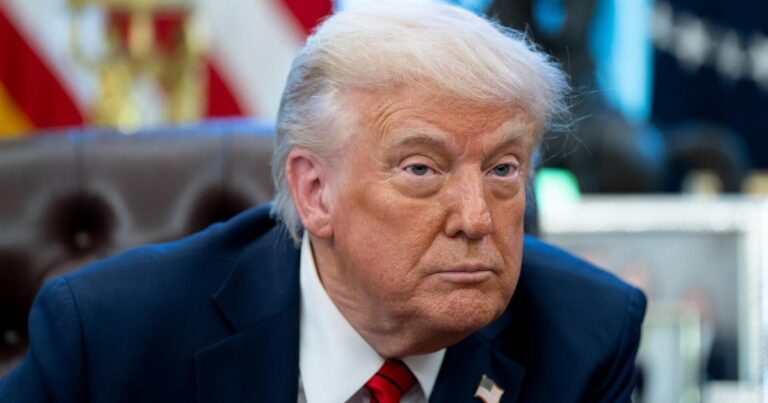Администрация Трампа стремится реклассифицировать некоторых карьерных государственных служащих, чтобы их легче уволить