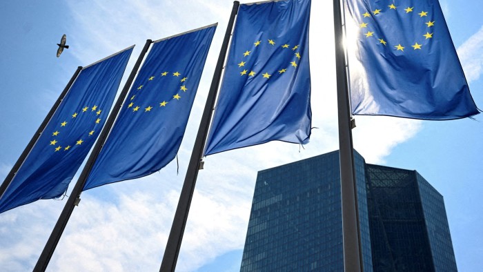 Инфляция еврозоны упала на второй месяц подряд в марте до 2,2%