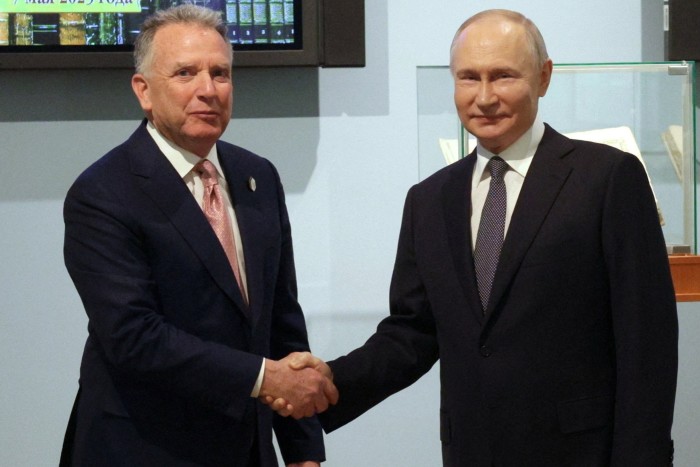 Российский президент Владимир Путин пожимает руки с нами Специальный посланник Стив Виткофф