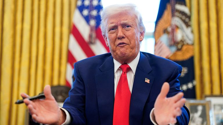Президент США Дональд Трамп говорит, когда он подписывает распоряжения и прокламации в Овальном кабинете в Белом доме в Вашингтоне, округ Колумбия, США, 9 апреля 2025 года. Рейтер/Натан Ховард